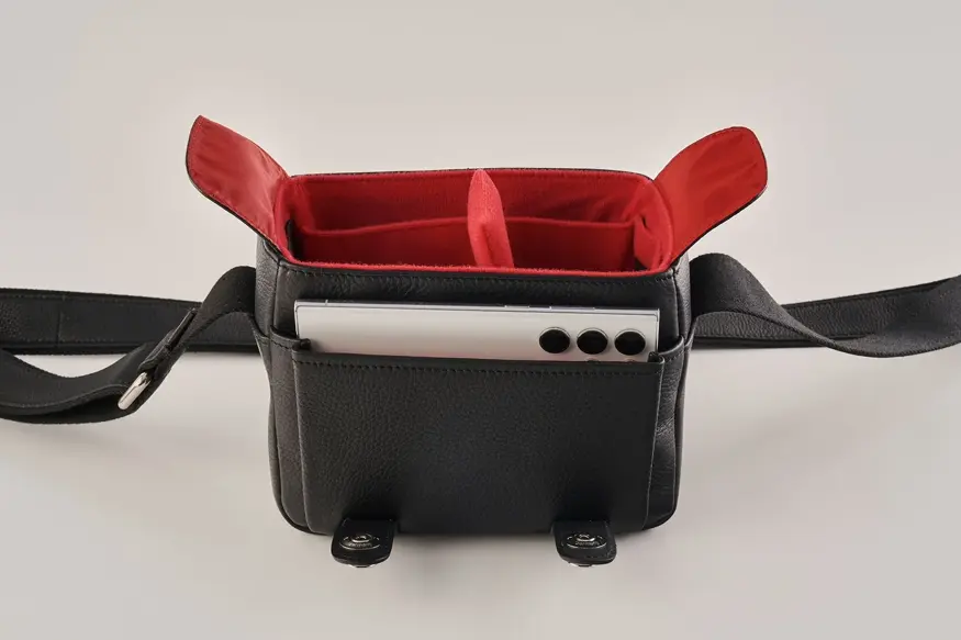 Leica 라이카 Q3 Bag Cow-Hide black ／ Lining&stitching red