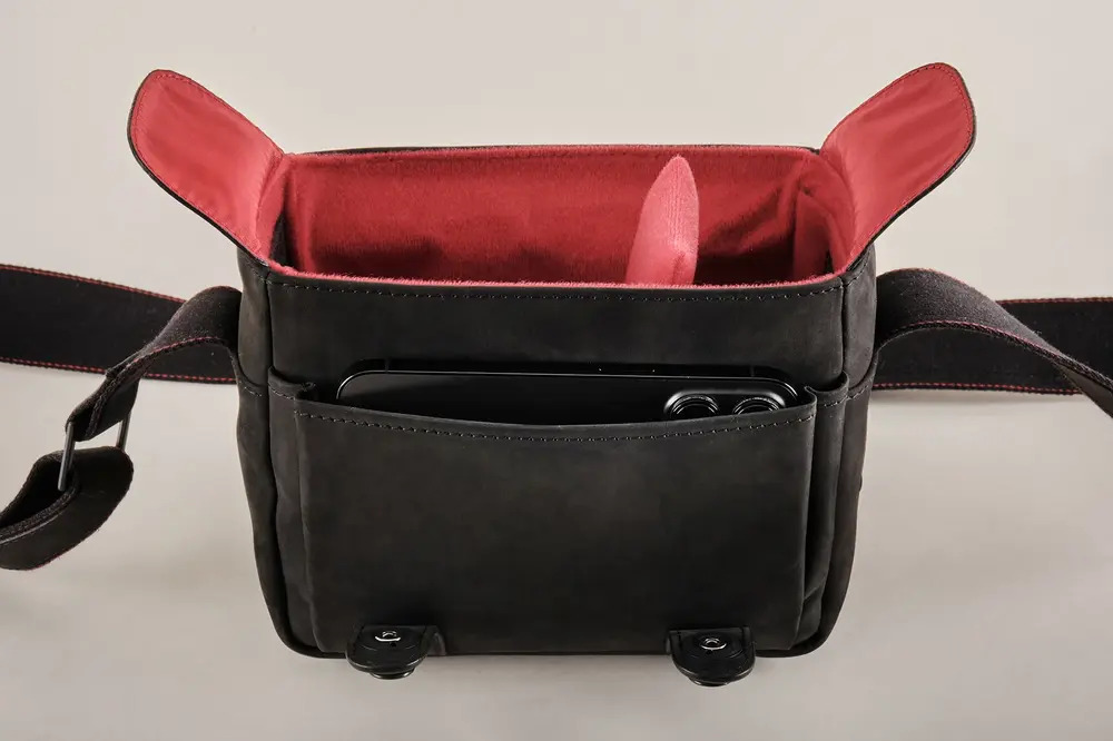 Q3 Bag Cow-Hide black / Lining red